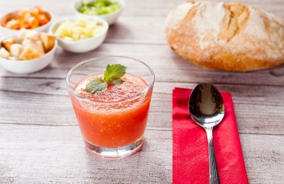 Tapas in Nürnberg: Gazpacho ist eine spanisches kalte Suppe, die auf der Basis von Tomatensuppe mit anderen Zutaten wie Knoblauch, Petersilie und Olivenöl zubereitet wird.