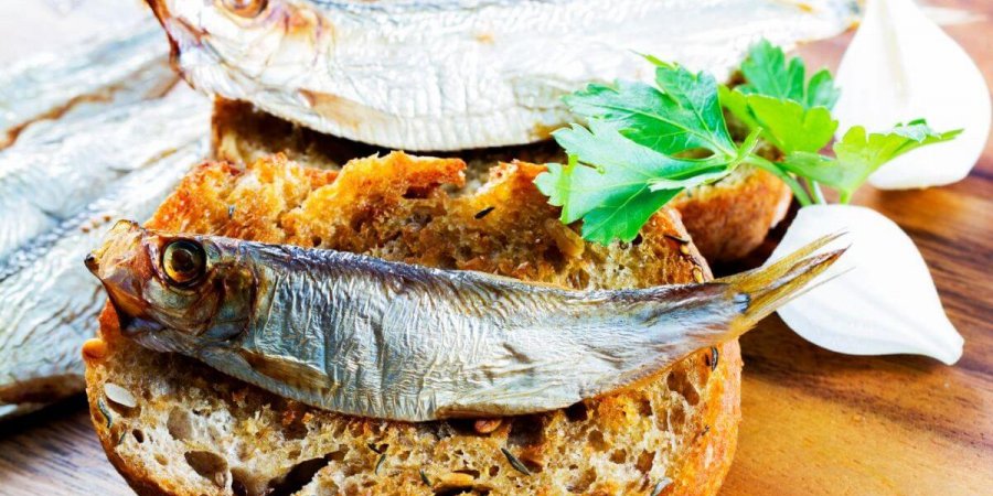 Gebratene Sardinen als Tapas können eine tolle Art sein, deinen Abend zu beginnen! Dieses Meeresfrüchtegericht wird normalerweise als Vorspeise serviert, auf dem Grill goldbraun gebraten und dann mit Dip-Saucen serviert.