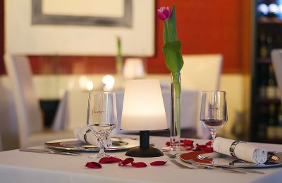 Romantik pur in der VINERIA Nürnberg. In unserem romantischen Restaurant fanden sich schon viele Verliebte, Verlobte und Verheiratete. Ob Candle-Light Dinner oder Hochzeit.