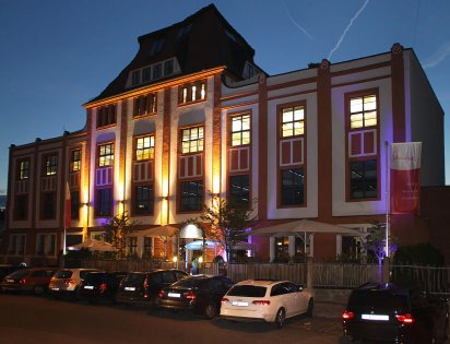Die VINERIA in Nürnberg. Restaurant, VInothek und Eventlocation. Mit über 800 Weinen und mediterraner Küche. Vor allem Abends atemberaubend.