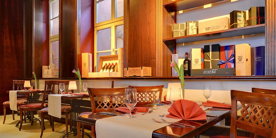 Viel Holz, viel Raum, viel Atmosphäre. Die VINERIA bietet ein wunderschönes Ambiente im Restaurant.