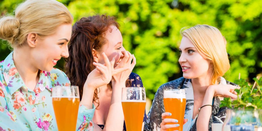 3 Frauen entspannen im Biergarten der VINERIA