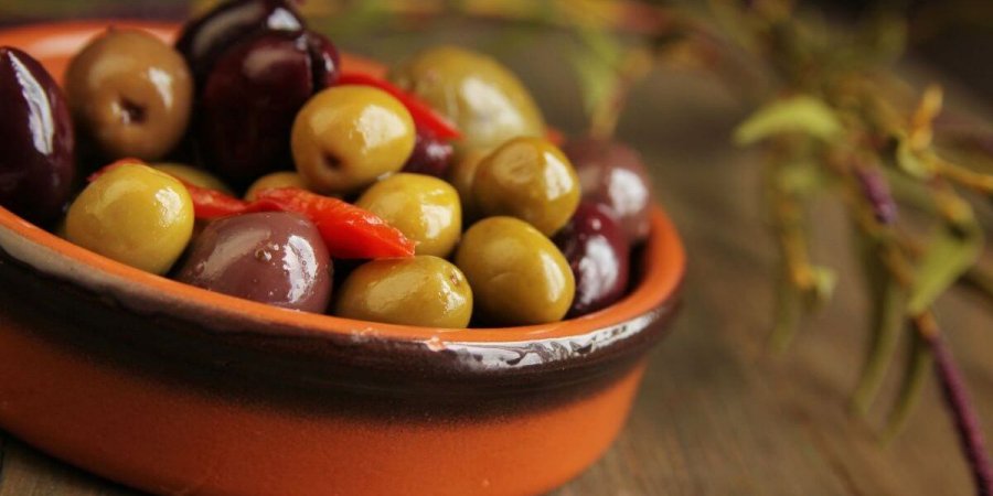 Grüne und schwarze Oliven aus Spanien sind eine leckere Komponente die in keinem Tapas Restaurant fehlen dürfen.