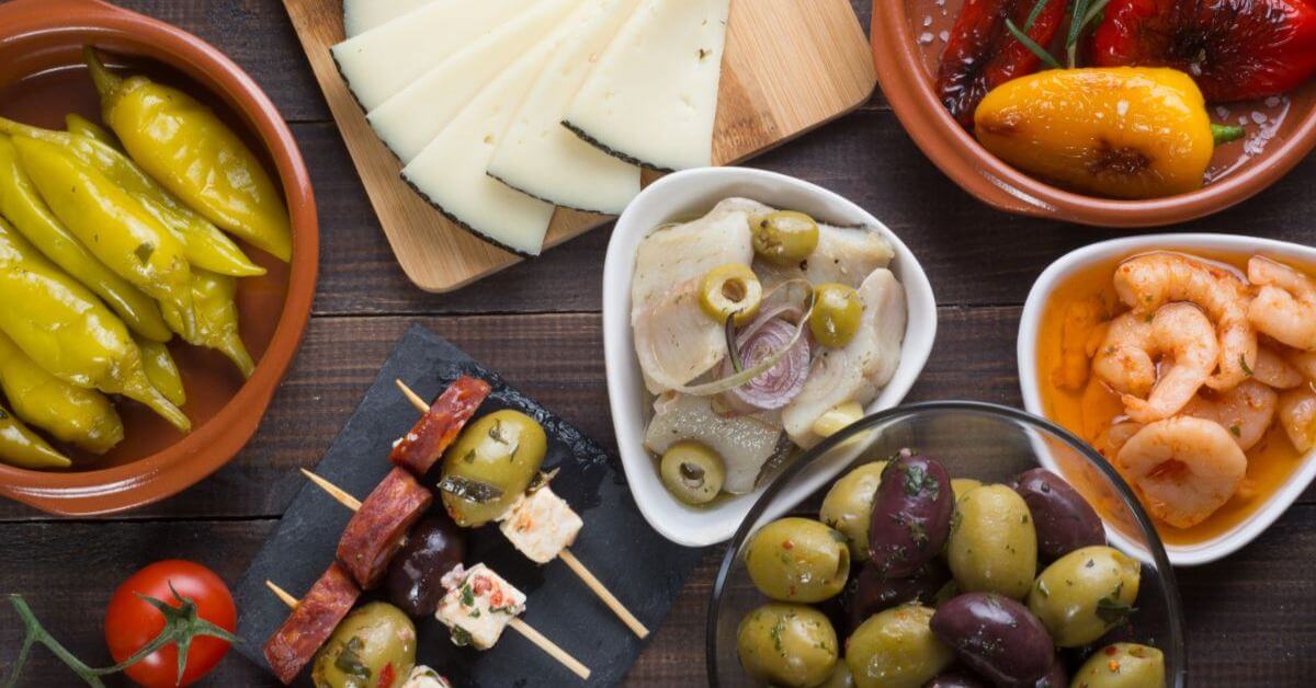Spanische Tapas sind kleine Teller mit Speisen, die normalerweise als Vorspeise oder Snack serviert werden. Sie können aus einer Vielzahl von Zutaten wie Fleisch, Fisch, Gemüse und Käse zubereitet werden.